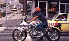 Да ладно, все мы когда-то начинали. На этом фото, сделанном в 1982 году 
 за два дня до моей первой гонки, я еду в закусочную на своем заточенном для трека Suzuki Katana 1000. На снимке не видна деревяшка, к которой крепится стартовый 
 номер. Ну да, я не Самоделкин.